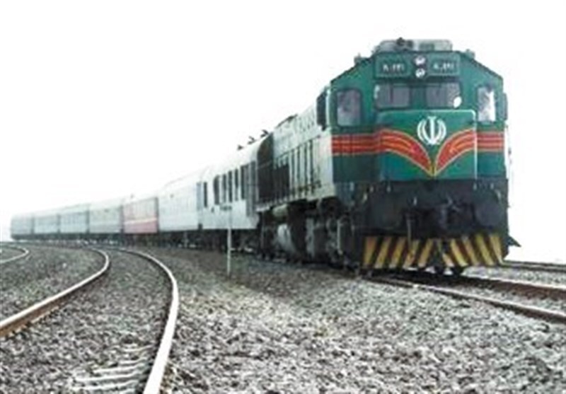 برخورد قطار مسافربری با سکو در میدان راه‌آهن/ سه نفر مصدوم شدند
