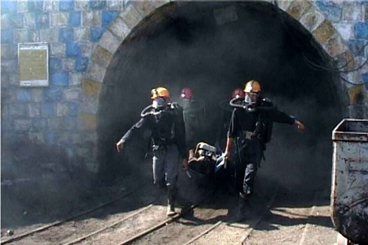 جانباختگان انفجار معدن در طبس به ۳۵ نفر رسید/ ۱۴ نفر همچنان محبوس هستند جانباختگان انفجار معدن در طبس به ۳۵ نفر رسید/ ۱۴ نفر همچنان محبوس هستند