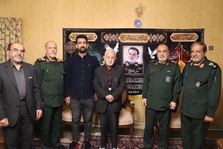 شهید نیلفروشان مزد شهادت خود را از خدمت به والدین گرفت/ ایشان به آن دسته از شهدایی تبدیل شد که مورد احترام مردم است شهید نیلفروشان مزد شهادت خود را از خدمت به والدین گرفت/ ایشان به آن دسته از شهدایی تبدیل شد که مورد احترام مردم است