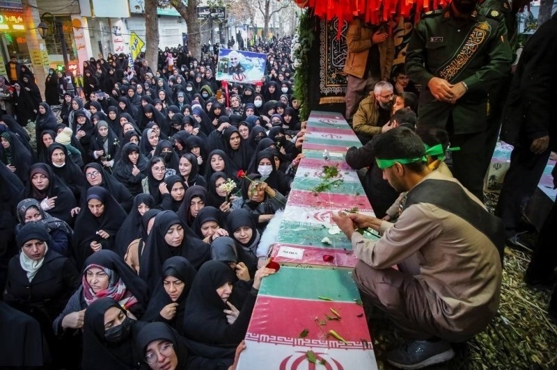 تشییع پیکر ۳۰۰ شهید گمنام/ ایران بوی بهشت گرفت تشییع پیکر ۳۰۰ شهید گمنام/ ایران بوی بهشت گرفت