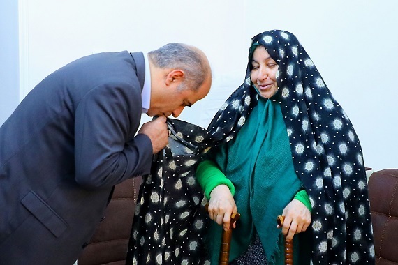 دیدار سرپرست بانک دی با «ننه زهرا» دیدار سرپرست بانک دی با «ننه زهرا»