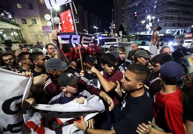 رسانه عبری: اسرائیل در آستانه جنگ داخلی قرار گرفته است رسانه عبری: اسرائیل در آستانه جنگ داخلی قرار گرفته است