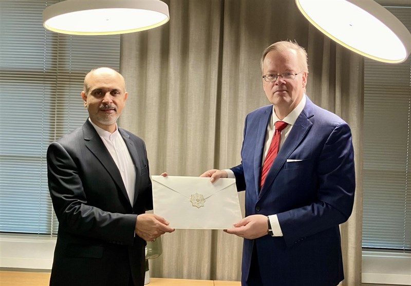 تقدیم رونوشت استوارنامه سفیر جدید ایران در فنلاند تقدیم رونوشت استوارنامه سفیر جدید ایران در فنلاند