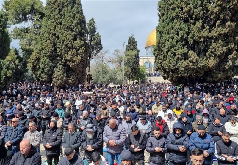 حضور ۸۰ هزار فلسطینی در سومین جمعه ماه رمضان در مسجد الاقصی حضور ۸۰ هزار فلسطینی در سومین جمعه ماه رمضان در مسجد الاقصی