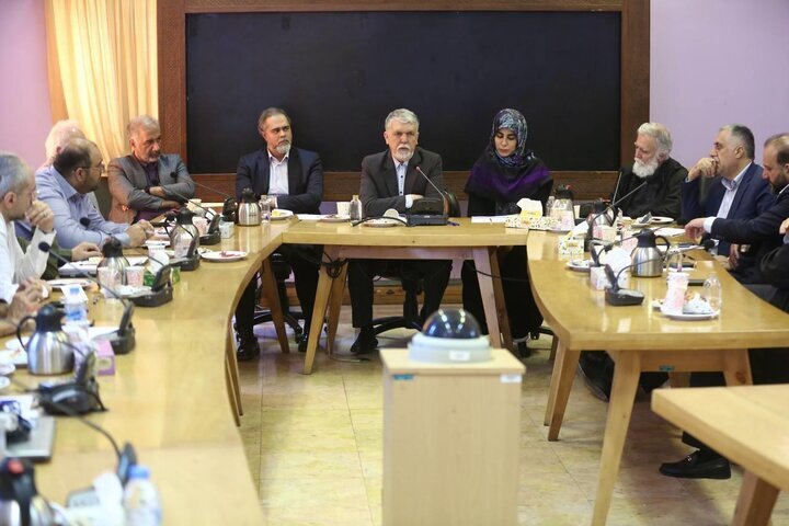 عیدانه وزیر با هنرمندان/ اعتلای فرهنگ و هنر وابسته به اقتدار صنوف است عیدانه وزیر با هنرمندان/ اعتلای فرهنگ و هنر وابسته به اقتدار صنوف است