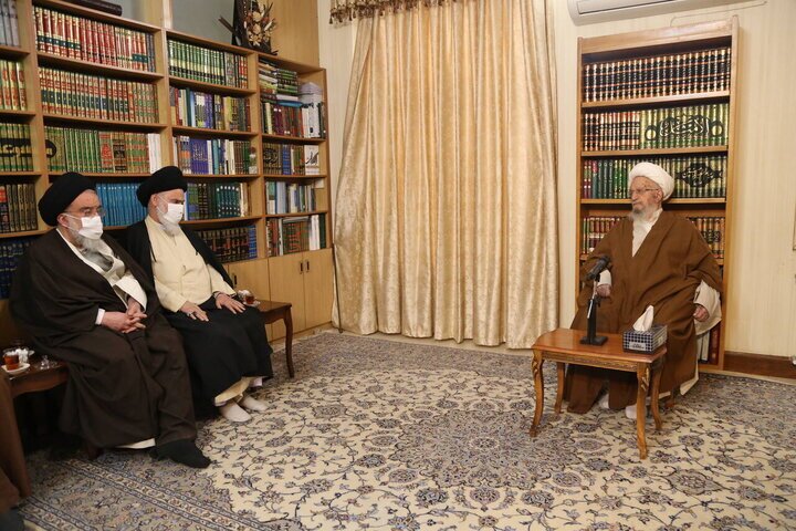 آیت الله مکارم شیرازی: نقاب از چهره اغتشاشگران افتاده است