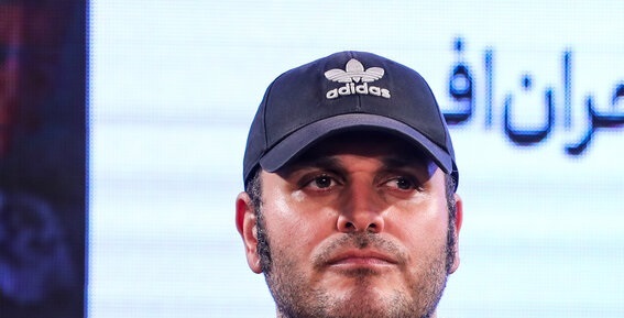 ایستاده در غبار