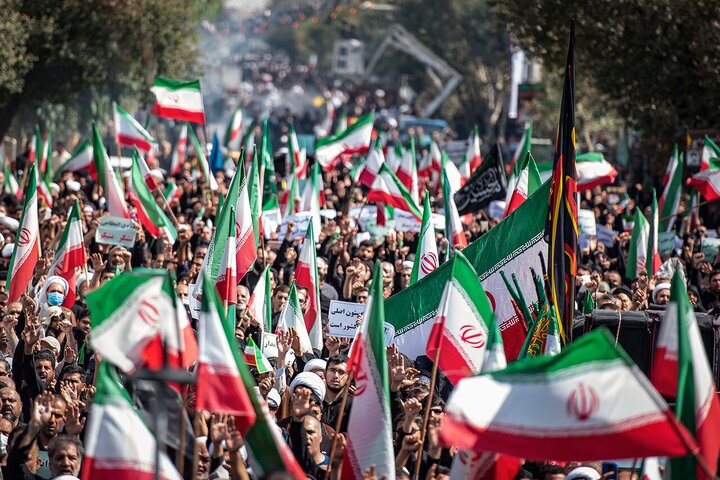 سرسخت و مقاوم/ انقلاب اسلامی ایران، توطئهها و دستاوردها سرسخت و مقاوم/ انقلاب اسلامی ایران، توطئهها و دستاوردها