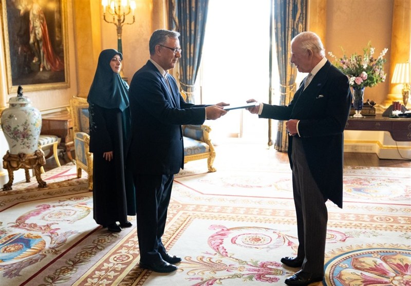 سفیر ایران استوارنامه خود را تقدیم پادشاه انگلیس کرد سفیر ایران استوارنامه خود را تقدیم پادشاه انگلیس کرد