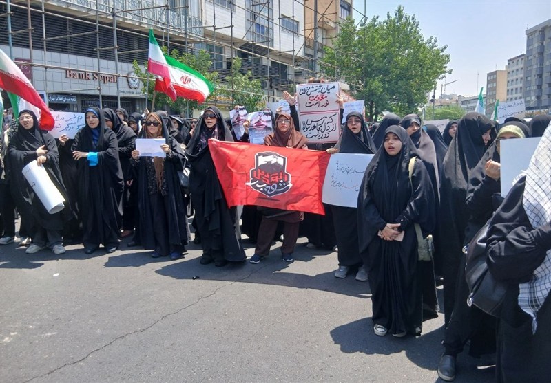 تجمع دانشجویان و نمازگزاران تهرانی در میدان انقلاب تجمع دانشجویان و نمازگزاران تهرانی در میدان انقلاب