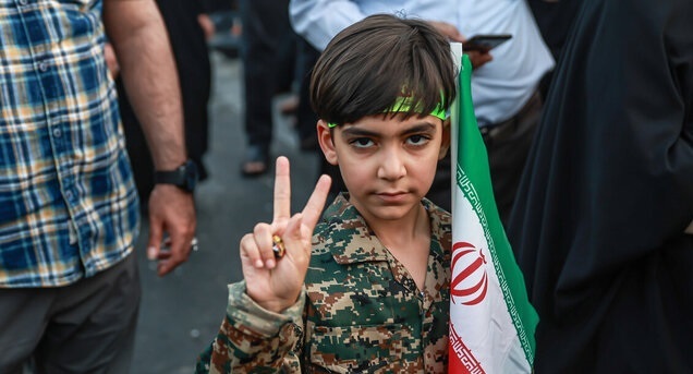 تغییر نسل در آتش جنگ/ صفکشی دهههشتادیها پشت رهبر انقلاب! تغییر نسل در آتش جنگ/ صفکشی دهههشتادیها پشت رهبر انقلاب!