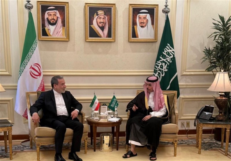 توقف کوتاه عراقچی در عربستان و دیدار با مقامات این کشور توقف کوتاه عراقچی در عربستان و دیدار با مقامات این کشور