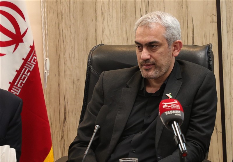 بازدید وزیر اقتصاد از نمایشگاه مبارزه با پولشویی