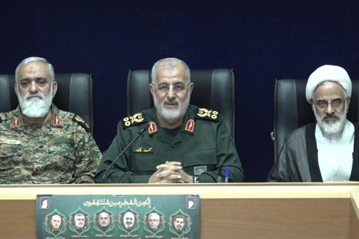 همه رزمندگان ما دستشان روی ماشه است همه رزمندگان ما دستشان روی ماشه است
