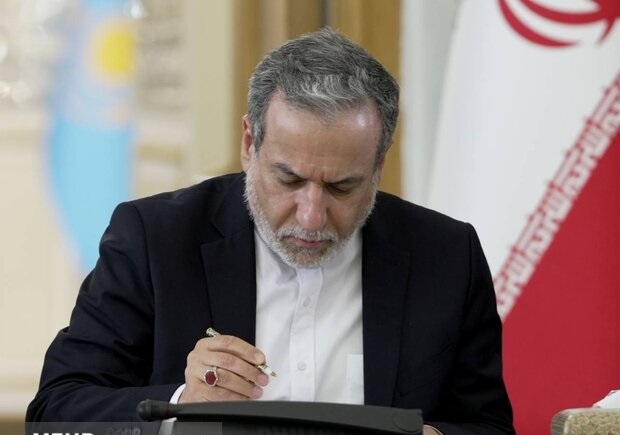 ملت ایران هرگز اجازه نمیدهد کسی سرنوشتش را تعیین کند/ ترامپ باید لحن غیرمحترمانه خود نسبت به مقام معظم رهبری را کنار بگذارد ملت ایران هرگز اجازه نمیدهد کسی سرنوشتش را تعیین کند/ ترامپ باید لحن غیرمحترمانه خود نسبت به مقام معظم رهبری را کنار بگذارد