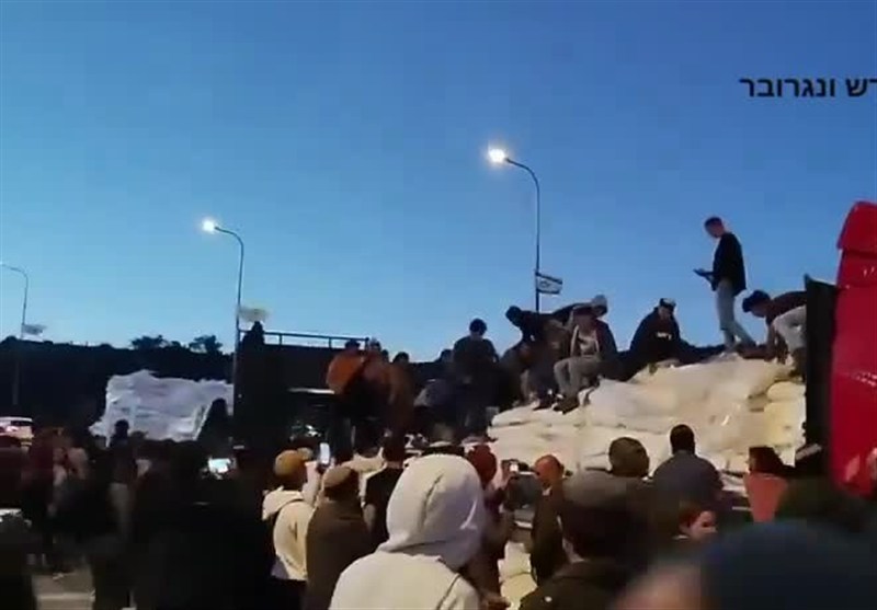 شهرک نشینان صهیونیست مسیر کامیونهای حامل آرد به نوار غزه را بستند شهرک نشینان صهیونیست مسیر کامیونهای حامل آرد به نوار غزه را بستند