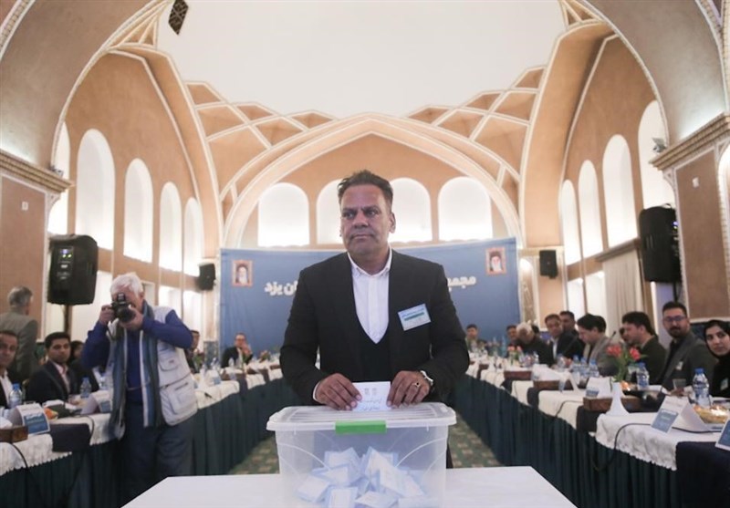حضور پُررنگ و عجیب رئیس هیئت فوتبال یک استان در تهران و کنار زمین + عکس