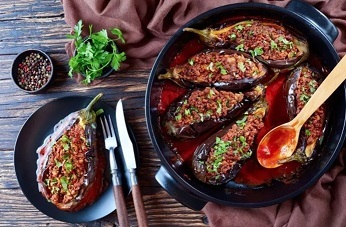 طرز تهیه بادمجان شکم‌پر/ یک غذای حاضری و خوشمزه