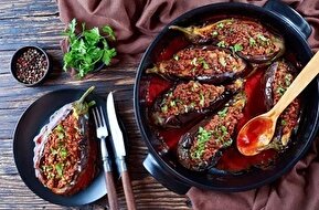 طرز تهیه بادمجان شکم‌پر/ یک غذای حاضری و خوشمزه