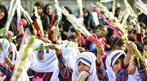 رنگ تیره لباس مدارس یادگیری را کاهش می‌دهد/ راحتی را فدای رسمی بودن می‌کنند!