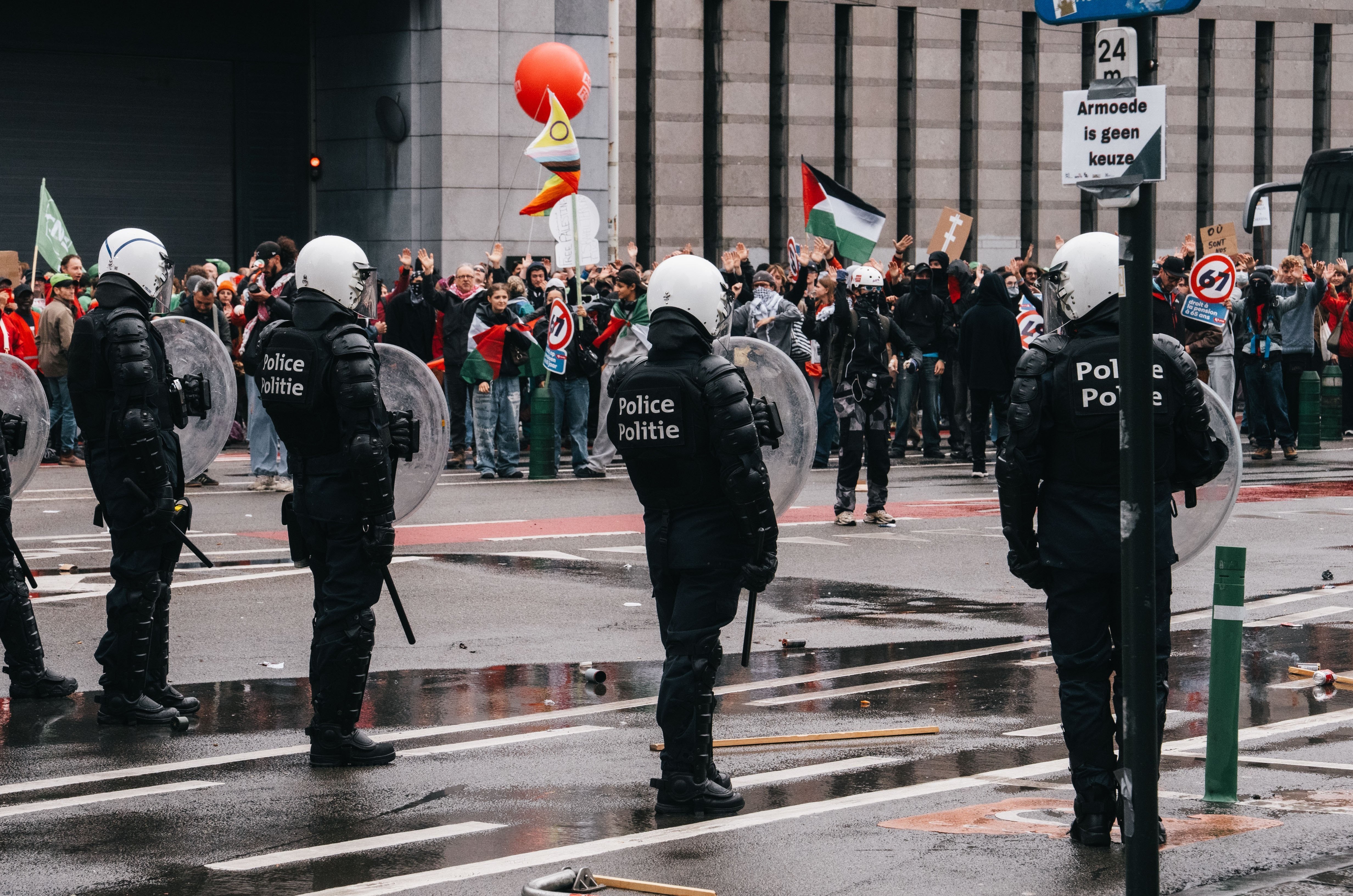 اعتصاب سراسری در بلژیک؛ برخورد نیروهای امنیتی با مردم اعتصاب سراسری در بلژیک؛ برخورد نیروهای امنیتی با مردم