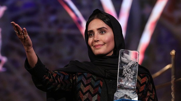 «یوز» بالاتر از کمدیها به صدر رسید/ اکران فیلم پرحاشیه الناز شاکردوست «یوز» بالاتر از کمدیها به صدر رسید/ اکران فیلم پرحاشیه الناز شاکردوست