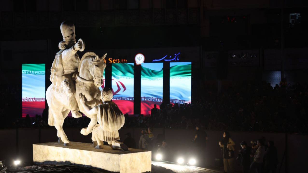 رونمایی از مجسمه «زانو زدن والرین پادشاه روم مقابل پادشاه ایران» به مناسبت ۱۳ آبان و روز ملی مبارزه با استکبار جهانی رونمایی از مجسمه «زانو زدن والرین پادشاه روم مقابل پادشاه ایران» به مناسبت ۱۳ آبان و روز ملی مبارزه با استکبار جهانی