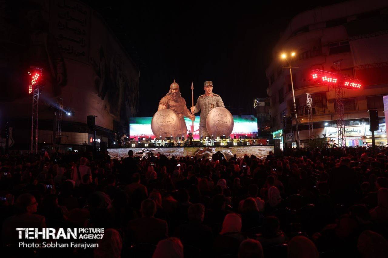 رونمایی از مجسمه «زانو زدن والرین پادشاه روم مقابل پادشاه ایران» به مناسبت ۱۳ آبان و روز ملی مبارزه با استکبار جهانی رونمایی از مجسمه «زانو زدن والرین پادشاه روم مقابل پادشاه ایران» به مناسبت ۱۳ آبان و روز ملی مبارزه با استکبار جهانی