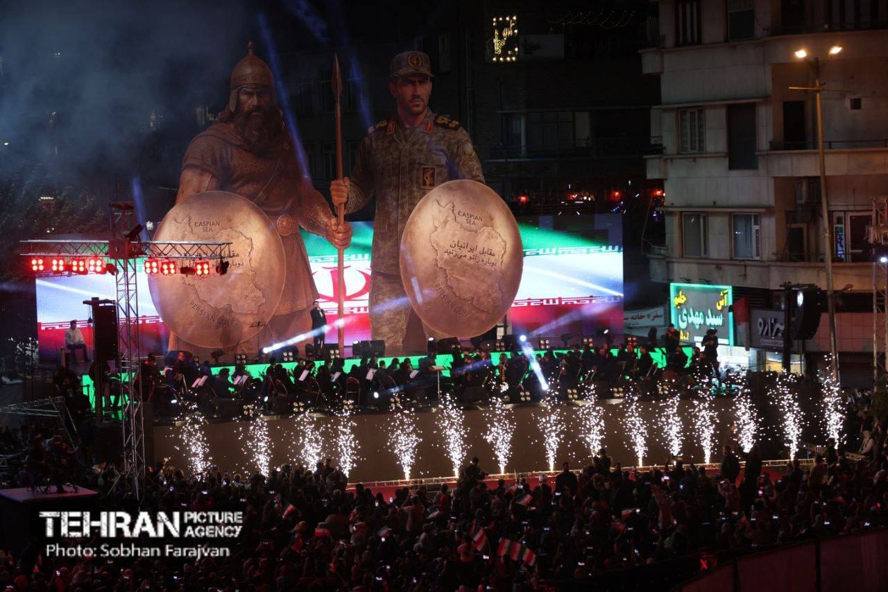 رونمایی از مجسمه «زانو زدن والرین پادشاه روم مقابل پادشاه ایران» به مناسبت ۱۳ آبان و روز ملی مبارزه با استکبار جهانی رونمایی از مجسمه «زانو زدن والرین پادشاه روم مقابل پادشاه ایران» به مناسبت ۱۳ آبان و روز ملی مبارزه با استکبار جهانی