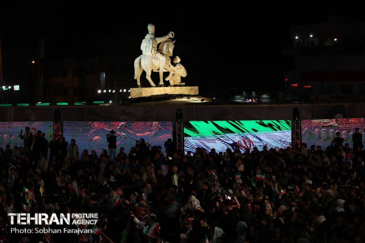 رونمایی از مجسمه «زانو زدن والرین پادشاه روم مقابل پادشاه ایران» به مناسبت ۱۳ آبان و روز ملی مبارزه با استکبار جهانی رونمایی از مجسمه «زانو زدن والرین پادشاه روم مقابل پادشاه ایران» به مناسبت ۱۳ آبان و روز ملی مبارزه با استکبار جهانی