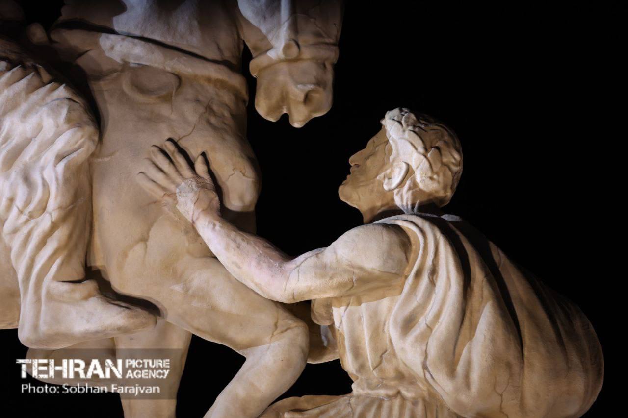 رونمایی از مجسمه «زانو زدن والرین پادشاه روم مقابل پادشاه ایران» به مناسبت ۱۳ آبان و روز ملی مبارزه با استکبار جهانی رونمایی از مجسمه «زانو زدن والرین پادشاه روم مقابل پادشاه ایران» به مناسبت ۱۳ آبان و روز ملی مبارزه با استکبار جهانی