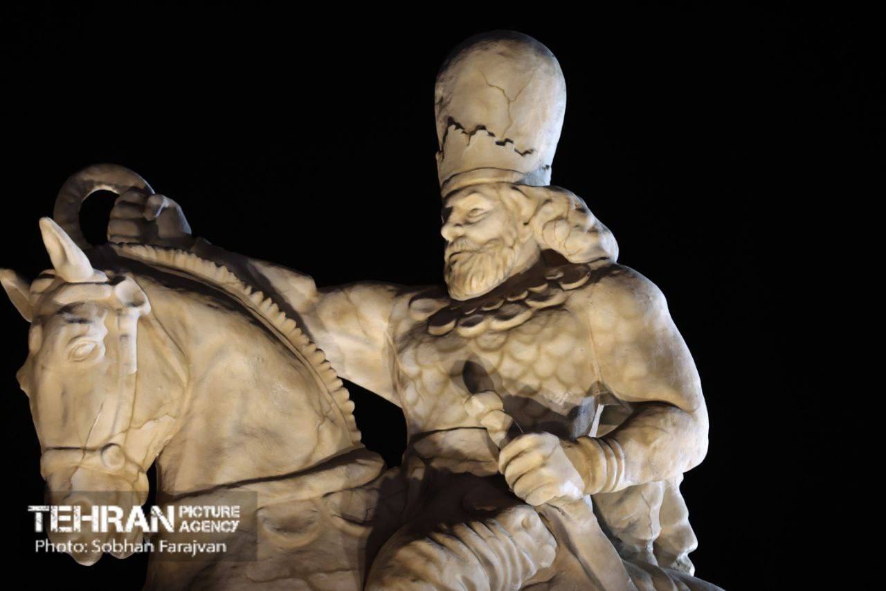 رونمایی از مجسمه «زانو زدن والرین پادشاه روم مقابل پادشاه ایران» به مناسبت ۱۳ آبان و روز ملی مبارزه با استکبار جهانی رونمایی از مجسمه «زانو زدن والرین پادشاه روم مقابل پادشاه ایران» به مناسبت ۱۳ آبان و روز ملی مبارزه با استکبار جهانی