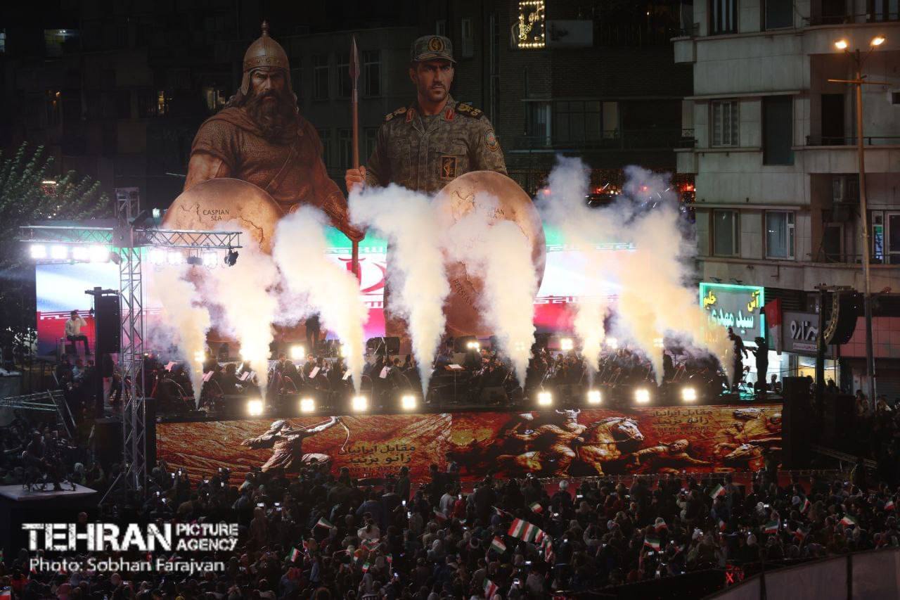 رونمایی از مجسمه «زانو زدن والرین پادشاه روم مقابل پادشاه ایران» به مناسبت ۱۳ آبان و روز ملی مبارزه با استکبار جهانی رونمایی از مجسمه «زانو زدن والرین پادشاه روم مقابل پادشاه ایران» به مناسبت ۱۳ آبان و روز ملی مبارزه با استکبار جهانی