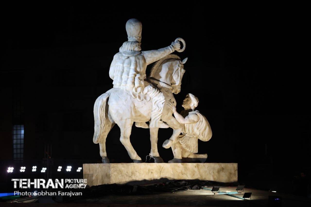رونمایی از مجسمه «زانو زدن والرین پادشاه روم مقابل پادشاه ایران» به مناسبت ۱۳ آبان و روز ملی مبارزه با استکبار جهانی رونمایی از مجسمه «زانو زدن والرین پادشاه روم مقابل پادشاه ایران» به مناسبت ۱۳ آبان و روز ملی مبارزه با استکبار جهانی