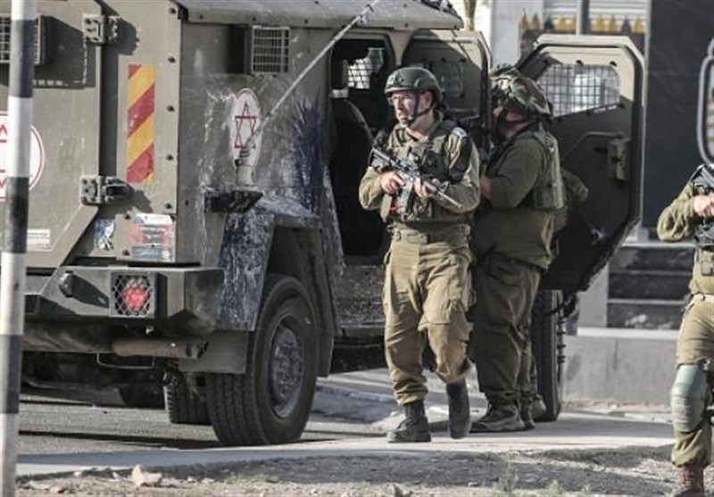 جوانان کرانه باختری با کوکتل مولوتوف به اشغالگران حمله کردند جوانان کرانه باختری با کوکتل مولوتوف به اشغالگران حمله کردند