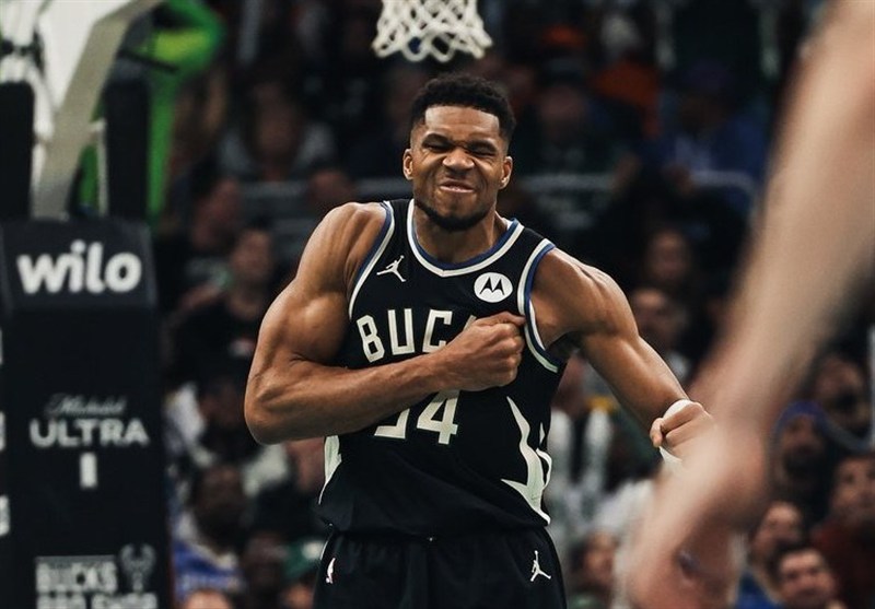 دانکهای ستاره یونانی تیم بسکتبال میلواکی مقابل شیکاگو دانکهای ستاره یونانی تیم بسکتبال میلواکی مقابل شیکاگو