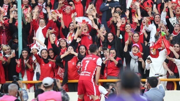 فحاشی روی سکو/ قبح شکسته شده! فحاشی روی سکو/ قبح شکسته شده!