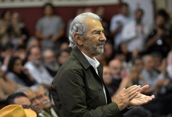 فرامرز قریبیان را مردم روی دست بلند کردند فرامرز قریبیان را مردم روی دست بلند کردند