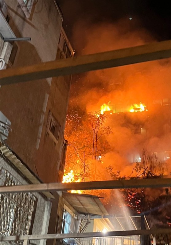 اختلالات برقی و آتشسوزی گسترده چندین ساختمان در شهر بنی باراک رژیم صهیونیستی اختلالات برقی و آتشسوزی گسترده چندین ساختمان در شهر بنی باراک رژیم صهیونیستی