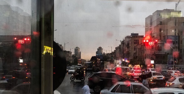 برخورد پلیس با تردد وسایل نقلیه سنگین و کامیون در پایتخت به قوت خود باقی است/ لغزندگی در معابر شمالی تهران برخورد پلیس با تردد وسایل نقلیه سنگین و کامیون در پایتخت به قوت خود باقی است/ لغزندگی در معابر شمالی تهران