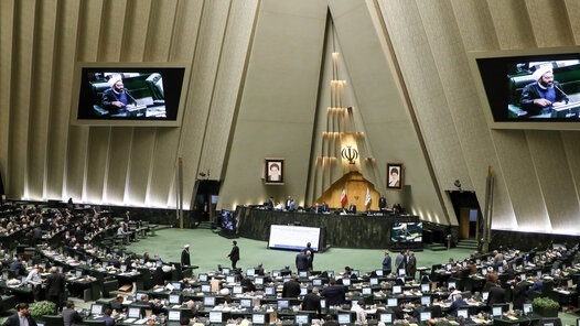 مجلس: بانک‌های ناتراز منحل یا ادغام شوند