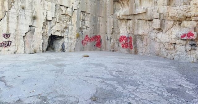 وضعیت اسفبار یادگار دوره هخامنشی/ بازگشت موج تازه وندالیسم در «ایوان قدمگاه» وضعیت اسفبار یادگار دوره هخامنشی/ بازگشت موج تازه وندالیسم در «ایوان قدمگاه»