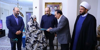 تجلیل اعضای هیأت مدیره بانک دی از دو مادر شهید تجلیل اعضای هیأت مدیره بانک دی از دو مادر شهید