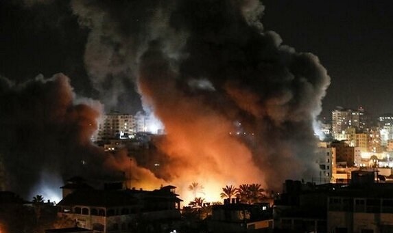 حملات هوایی، زمینی و دریایی رژیم صهیونیستی علیه نوار غزه/ قایق‌های جنگی اسرائیل شهر غزه را هدف قرار دادند