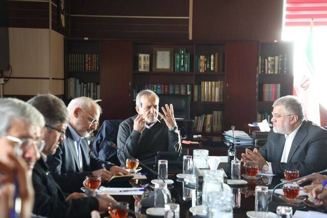 رئیس جمهور در استانداری تهران حضور یافت/ بررسی توسعه شبکه ریلی استان با حضور پزشکیان