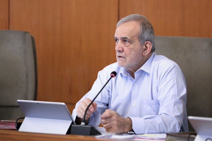 بر دست و بازوی نیروهای مسلح و مدافعان غیور وطن بوسه میزنم بر دست و بازوی نیروهای مسلح و مدافعان غیور وطن بوسه میزنم