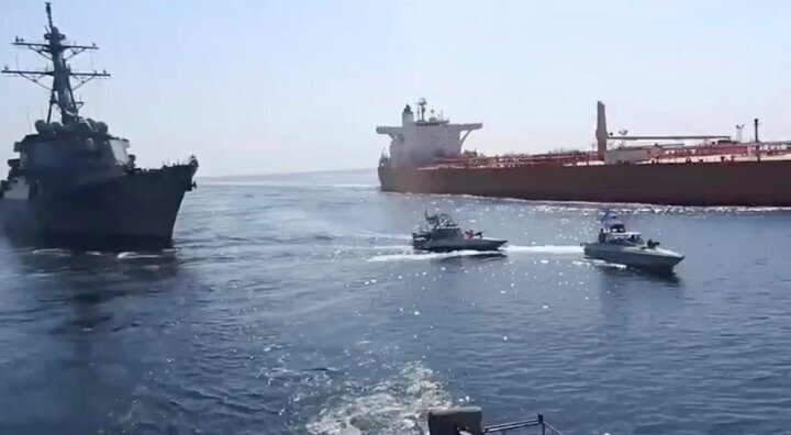 پاسخ نیروی دریایی سپاه به تیراندازی نیروهای آمریکا به کشتی تجاری ایران پاسخ نیروی دریایی سپاه به تیراندازی نیروهای آمریکا به کشتی تجاری ایران