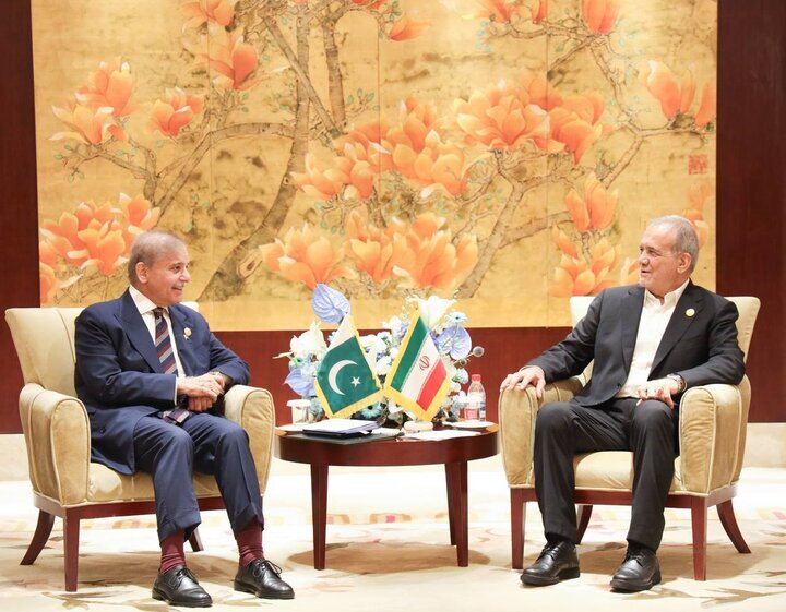 شهباز شریف با پزشکیان گفتگو کرد شهباز شریف با پزشکیان گفتگو کرد