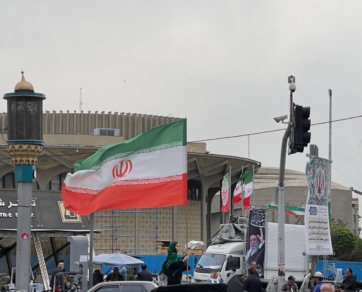 ایستاده در وطن/ این پرچم بر زمین نمیافتد! ایستاده در وطن/ این پرچم بر زمین نمیافتد!