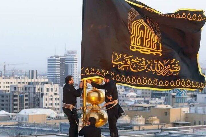پرچم گنبد امام رضا(ع) در روز زیارتی مخصوص آن حضرت سیاهپوش شد پرچم گنبد امام رضا(ع) در روز زیارتی مخصوص آن حضرت سیاهپوش شد